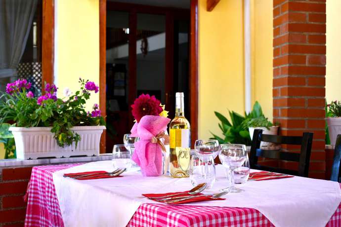 Imagen del bar/restaurante del Hotel Mali i Robit. Foto 4