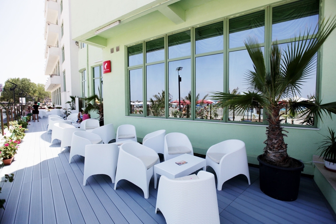 Imagen del bar/restaurante del Hotel Malibu Mamaia. Foto 5