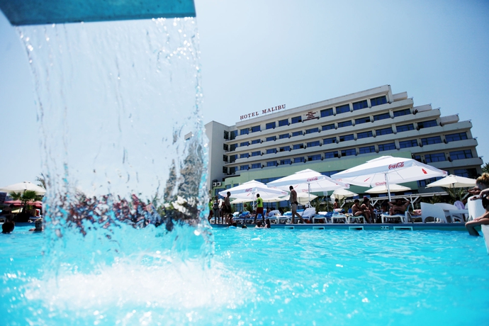 Imagen de la piscina del Hotel Malibu Mamaia. Foto 13