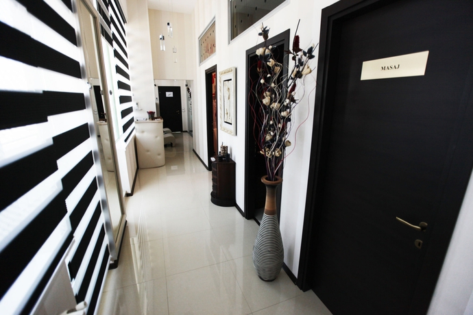 Imagen de la piscina del Hotel Malibu Mamaia. Foto 15