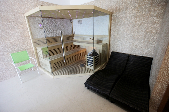 Imagen de la piscina del Hotel Malibu Mamaia. Foto 16