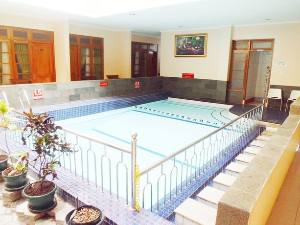 Imagen de la piscina del Hotel Malioboro Inn Solo. Foto 16