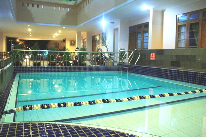 Imagen de la piscina del Hotel Malioboro Inn Solo. Foto 17