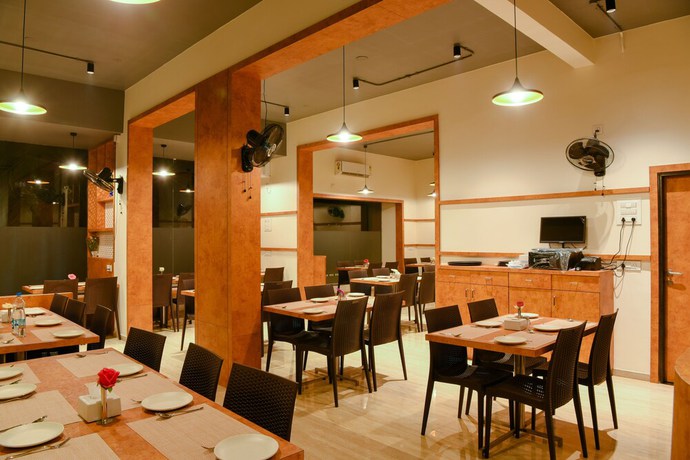 Imagen del bar/restaurante del Hotel Malvan\'s Aishwarya. Foto 7