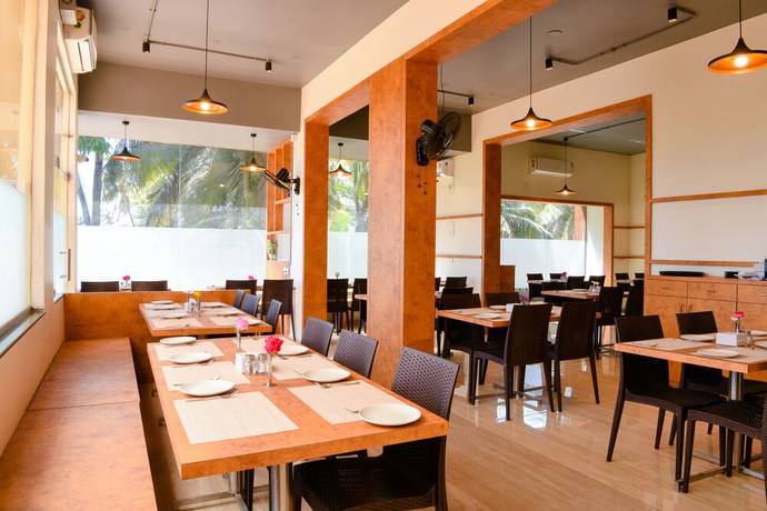 Imagen del bar/restaurante del Hotel Malvan\'s Aishwarya. Foto 8