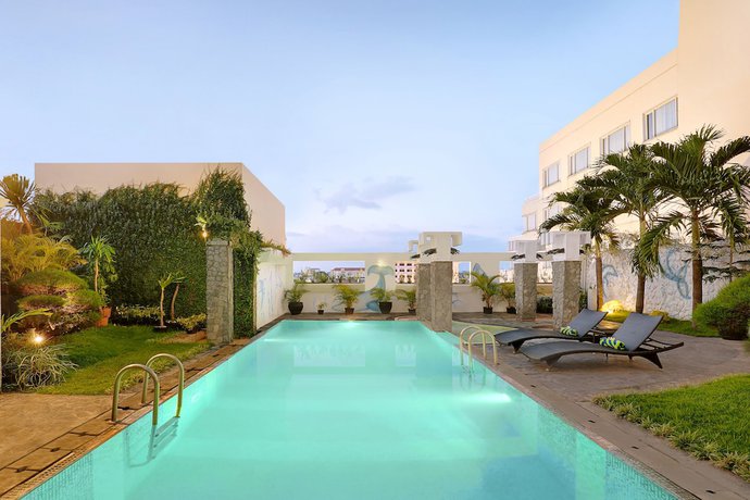 Imagen de la piscina del Hotel Malyabhara. Foto 13