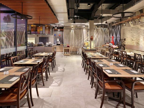 Imagen del bar/restaurante del Hotel Malyabhara. Foto 3