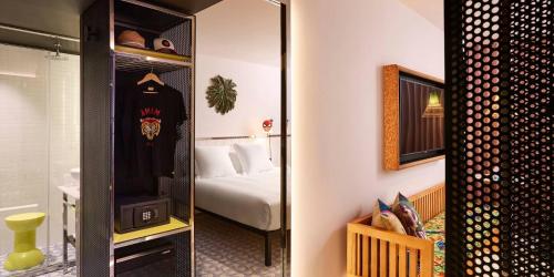 Imagen de la habitación del Hotel Mama Shelter Lisboa. Foto 17