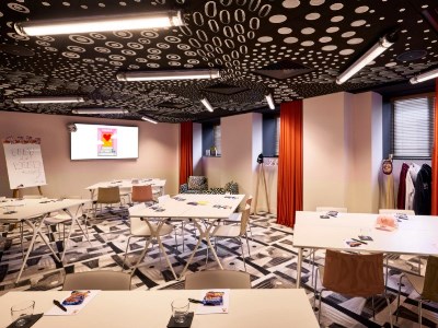 Imagen de los interiores del Hotel Mama Shelter Paris La Défense. Foto 13