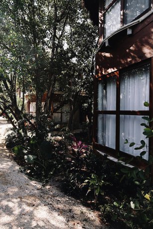 Imagen de los exteriores del Hotel Mamasan Treehouses and Cabins. Foto 16