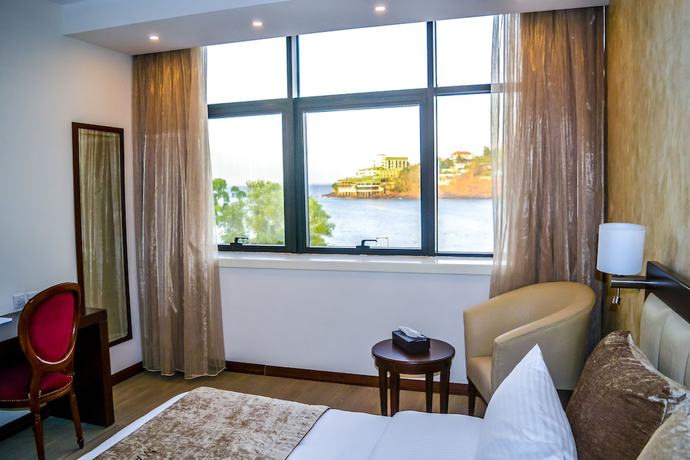 Imagen de la habitación del Hotel Mamba Point Hotel Freetown. Foto 5