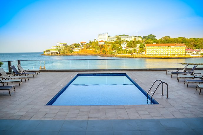 Imagen de la piscina del Hotel Mamba Point Hotel Freetown. Foto 19