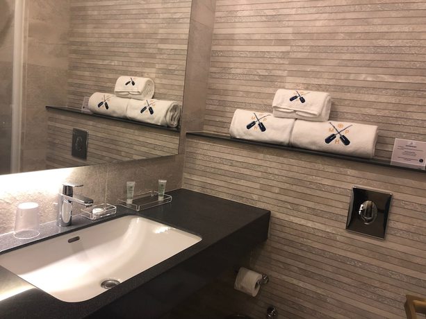 Imagen de la habitación del Hotel Mamba Point Hotel Freetown. Foto 14