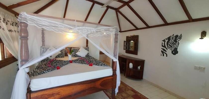Imagen de la habitación del Hotel Mambo Beach Villas. Foto 18