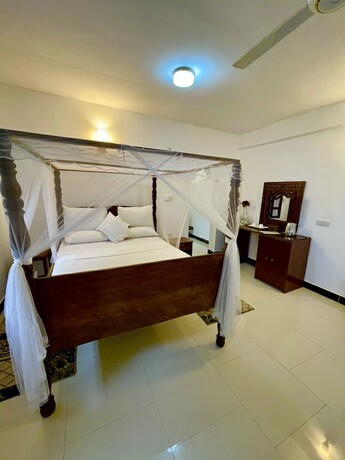 Imagen de la habitación del Hotel Mambo Beach Villas. Foto 19