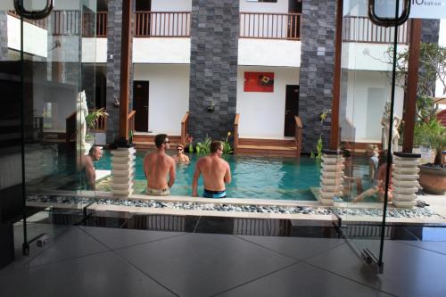 Imagen de la piscina del Hotel Mamo Uluwatu. Foto 10