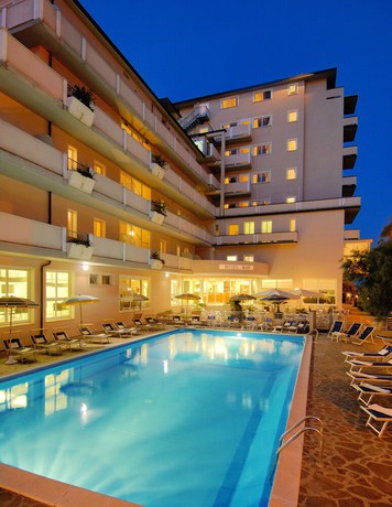 Imagen de la piscina del Hotel Man. Foto 13