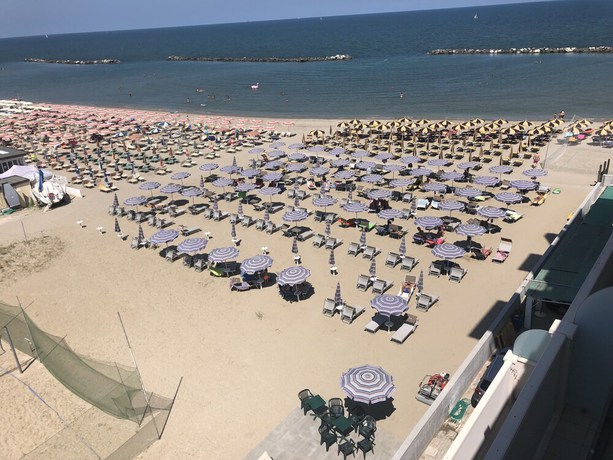 Imagen de los exteriores del Hotel Man. Foto 9