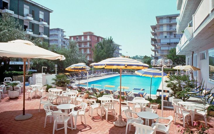 Imagen de la piscina del Hotel Man. Foto 14