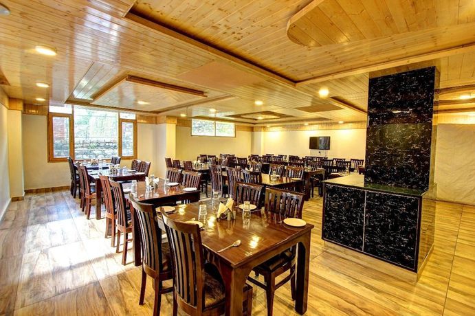 Imagen del bar/restaurante del Hotel Manali Grand. Foto 2