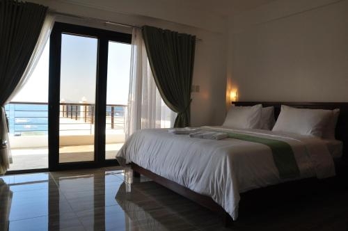 Imagen de la habitación del Hotel Manarra Sea View Resort. Foto 6