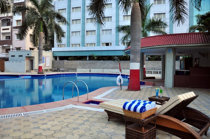 Imagen de la piscina del Hotel Manasarovar The Fern. Foto 18