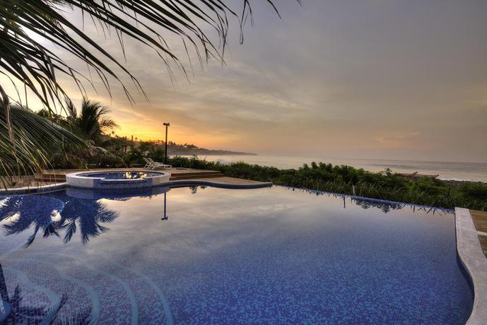 Imagen de la piscina del Hotel Mandala Eco Villas. Foto 10