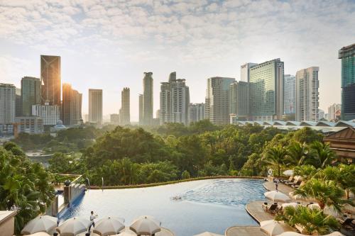Imagen de la piscina del Hotel Mandarin Oriental Kuala Lumpur. Foto 10