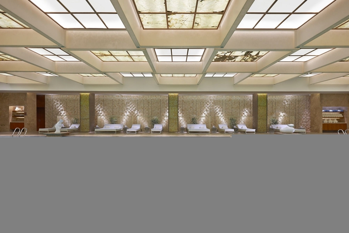 Imagen de la piscina del Hotel Mandarin Oriental Pudong, Shanghai. Foto 13