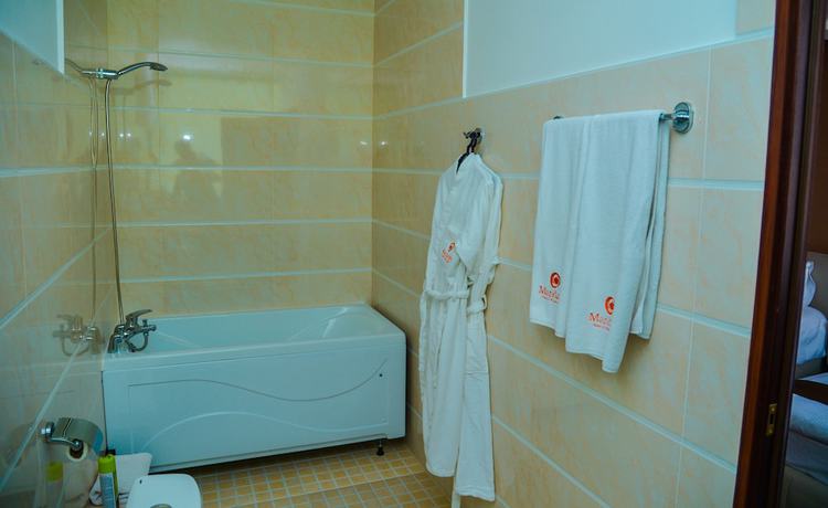 Imagen de la habitación del Hotel Mandarin and Fitness Center. Foto 10
