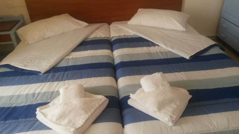 Imagen de la habitación del Hotel Mandy Suites. Foto 15