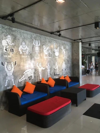 Imagen de los interiores del Hotel Maneetel Krabi Beachfront. Foto 19