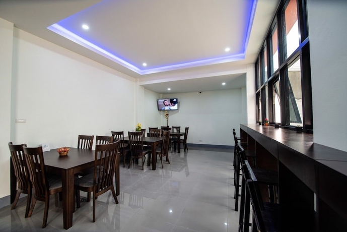 Imagen del bar/restaurante del Hotel Maneetham Residence. Foto 2