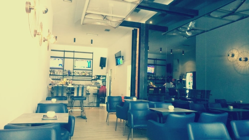 Imagen del bar/restaurante del Hotel Manessi City. Foto 6