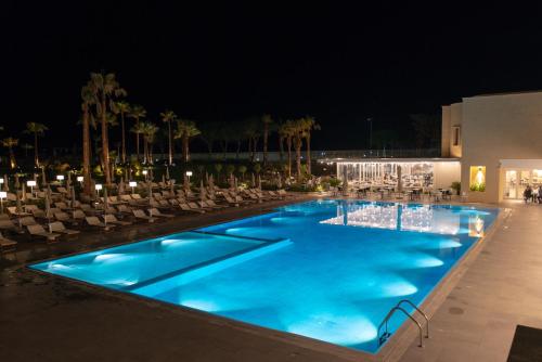 Imagen de la piscina del Hotel Mangia's Himera Resort. Foto 8