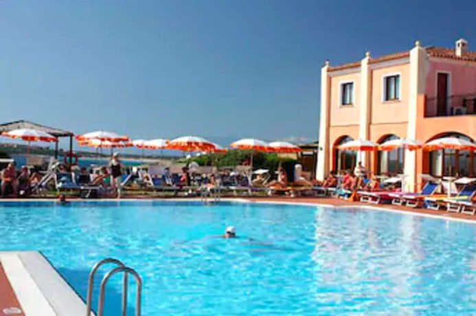 Imagen de la piscina del Hotel Mangia's Santa Teresa Resort. Foto 15