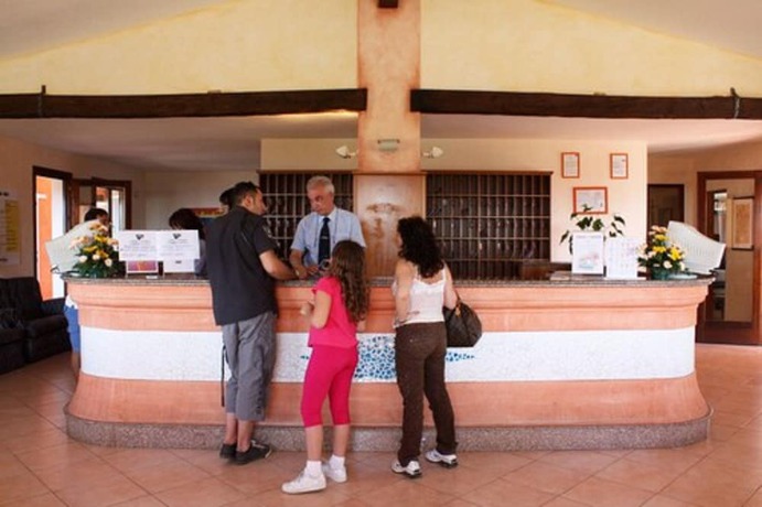 Imagen de los interiores del Hotel Mangia's Santa Teresa Resort. Foto 11