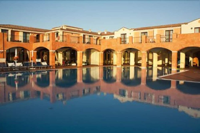 Imagen de la piscina del Hotel Mangia's Santa Teresa Resort. Foto 16