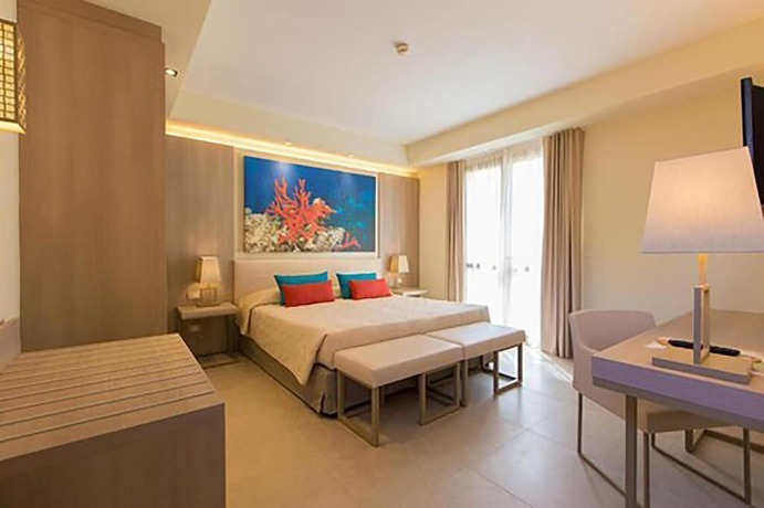 Imagen de la habitación del Hotel Mangia's Santa Teresa Resort. Foto 6