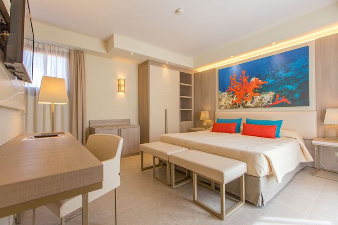 Imagen de la habitación del Hotel Mangia's Santa Teresa Resort. Foto 7