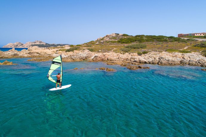 Imagen de los interiores del Hotel Mangia's Santa Teresa Resort. Foto 12