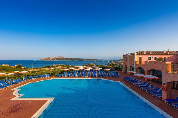 Imagen de la piscina del Hotel Mangia's Santa Teresa Resort. Foto 17