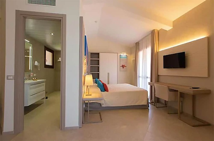 Imagen de la habitación del Hotel Mangia's Santa Teresa Resort. Foto 8