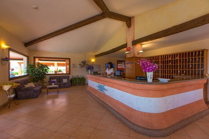 Imagen de los interiores del Hotel Mangia's Santa Teresa Resort. Foto 13