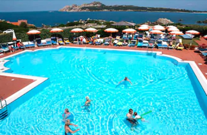 Imagen de la piscina del Hotel Mangia's Santa Teresa Resort. Foto 18