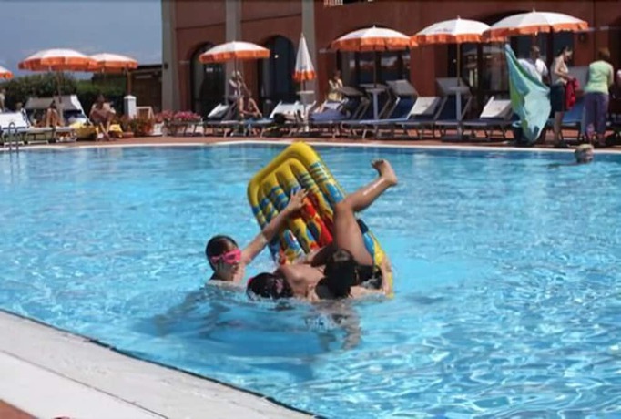 Imagen de la piscina del Hotel Mangia's Santa Teresa Resort. Foto 20