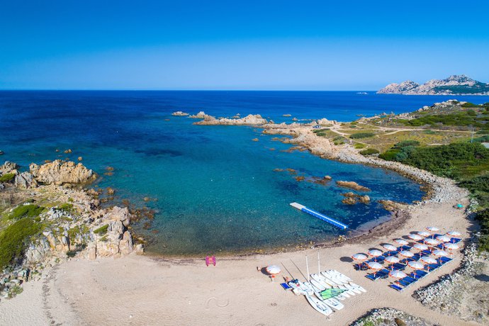 Imagen de la habitación del Hotel Mangia's Santa Teresa Resort. Foto 10