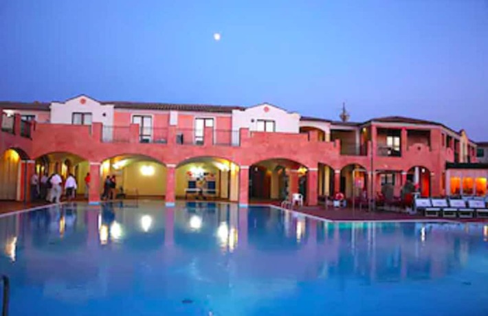 Imagen de la piscina del Hotel Mangia's Santa Teresa Sardinia, Curio Collection by Hilton. Foto 14