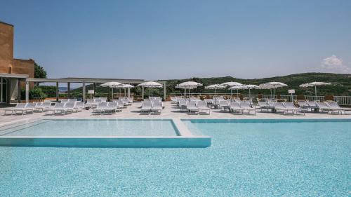 Imagen de la piscina del Hotel Mangia's Sardinia Resort. Foto 24