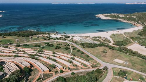 Imagen de los exteriores del Hotel Mangia's Sardinia Resort. Foto 14